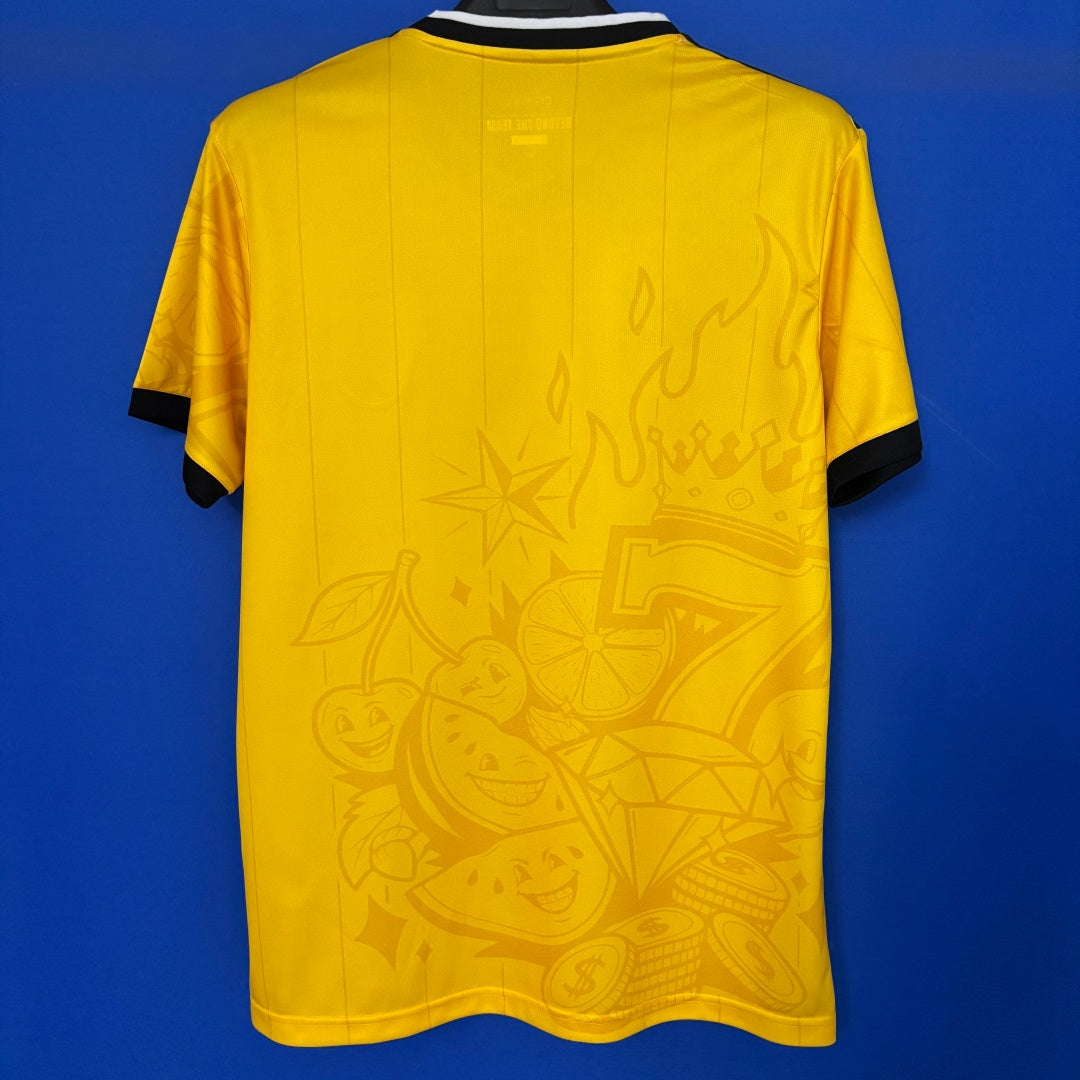 Maillot de football jaune Italie 25/26 Le 12 -ème Maillot, vue frontale avec logo et détails du design.