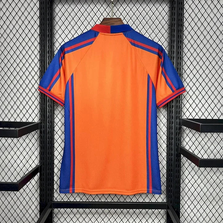 Maillot de football FC Barcelone rétro 1998 Le 12-ème Maillot, maillot de sport orange avec logo blaugrana et détails vintage