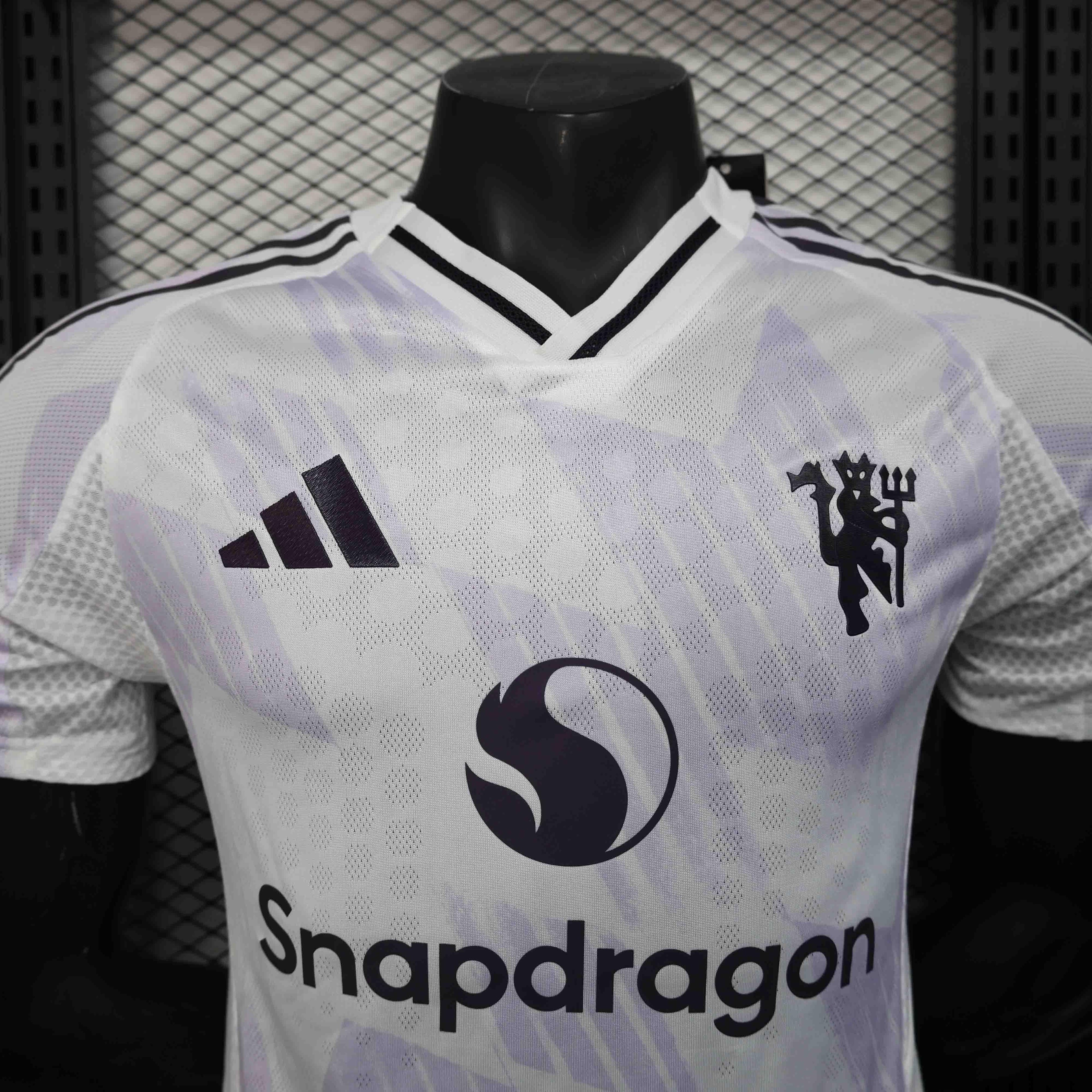 Maillot extérieur Manchester United 2025-26 par Le 12-ème Maillot, vue du devant avec logo et détails du maillot de football.