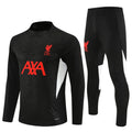 Ensemble Liverpool 25/26 noir de Le 12 -ème Maillot, maillot de football noir avec détails blancs.