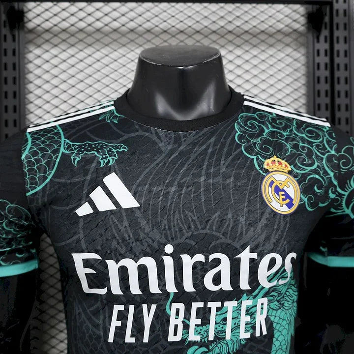 Maillot Real Madrid foot concept 2025-2026 de la marque Le 12 -ème Maillot, vue de face avec logo et design moderne