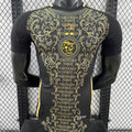 Maillot de football 24/25 Algérie Le 12-ème Maillot, maillot noir avec logo et détails de l'équipe nationale algérienne.