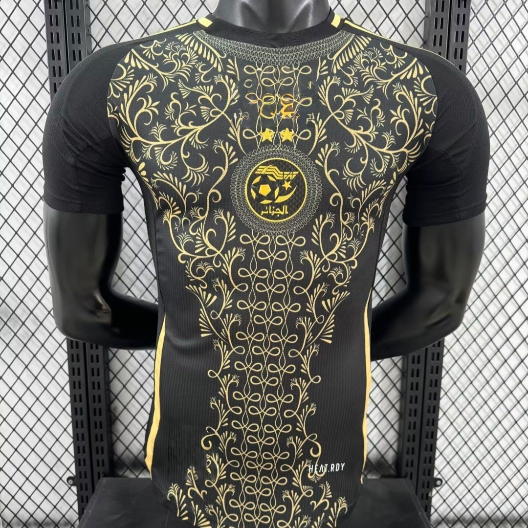 Maillot de football 24/25 Algérie Le 12-ème Maillot, maillot noir avec logo et détails de l'équipe nationale algérienne.