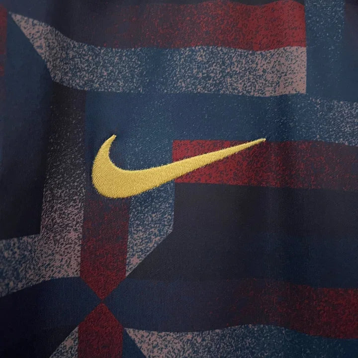 Maillot d'entraînement Angleterre 2024-25 de la marque Le 12, tissu technique avec logo et détails du design.