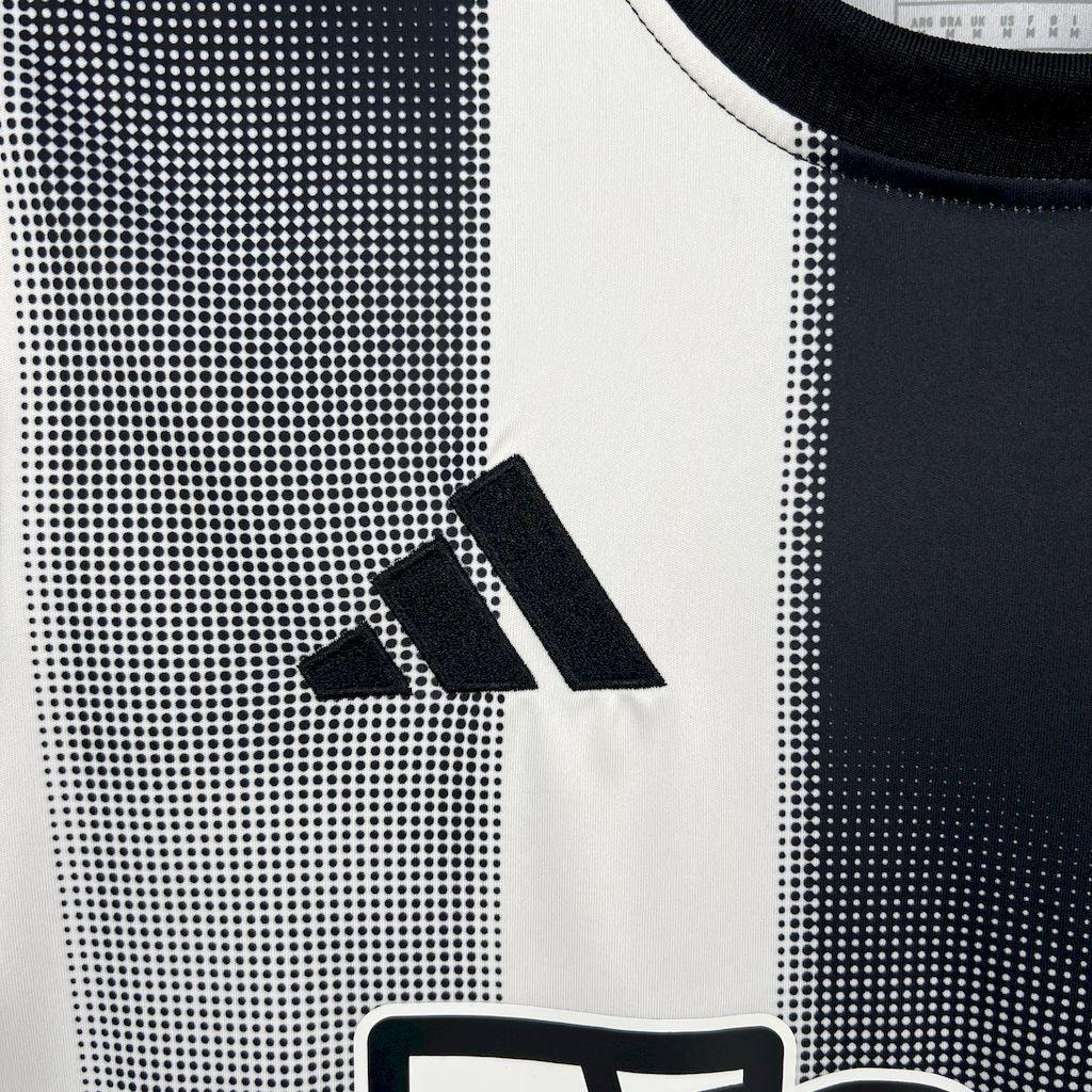 Maillot Newcastle 2025-26 Le 12 -ème Maillot, maillot de football bleu avec le logo du club, vue frontale.