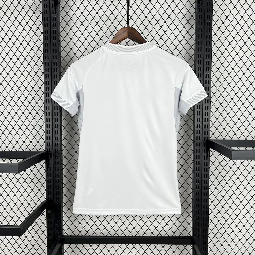 Maillot domicile Real Madrid féminin 2025/26, marque Le 12 -ème Maillot, vue front avec logo et détails du maillot blanc et bleu