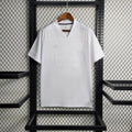 Maillot de football Arsenal blanc 2021-2022, version officielle Le 12-ème Maillot, vue de face avec logo et motifs.