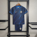 Ensemble pour enfant Chelsea de la marque Le 12 -ème Maillot, comprenant un haut et un pantalon en tissu confortable, couleur bleue.