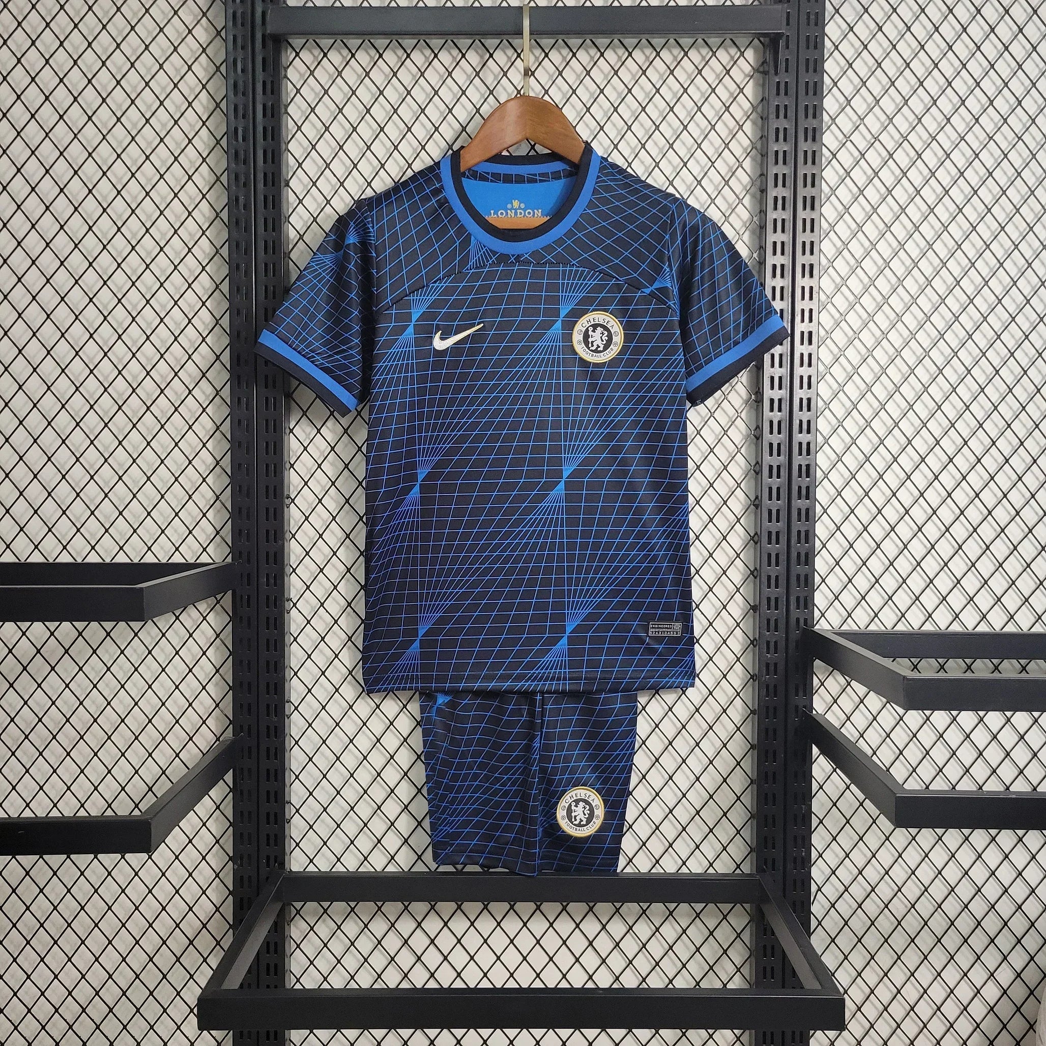 Ensemble pour enfant Chelsea de la marque Le 12 -ème Maillot, comprenant un haut et un pantalon en tissu confortable, couleur bleue.