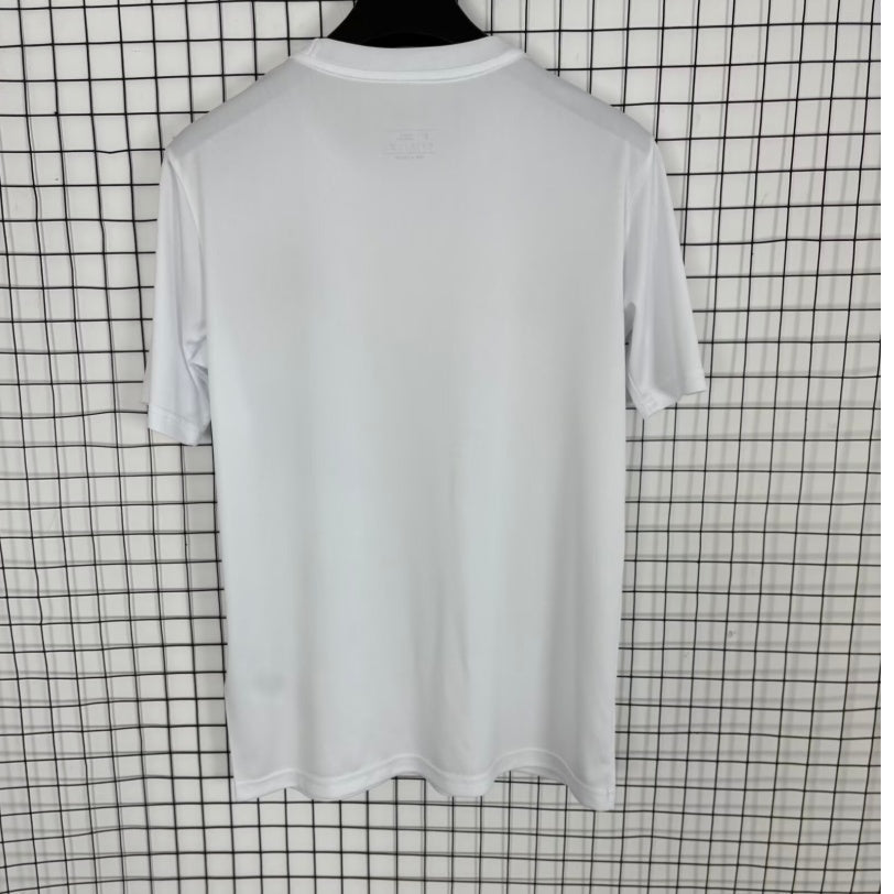Maillot blanc Real Madrid 25/26, modèle spécial, de la marque Le 12 -ème Maillot, vue de face avec détails du design.