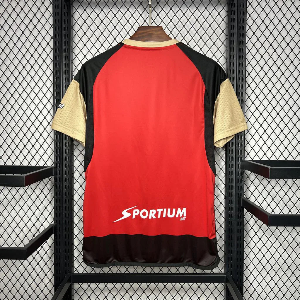 Maillot Cagliari 2024-25 Le 12 -ème Maillot, maillot de football rouge et blanc avec logo et numéros visibles.