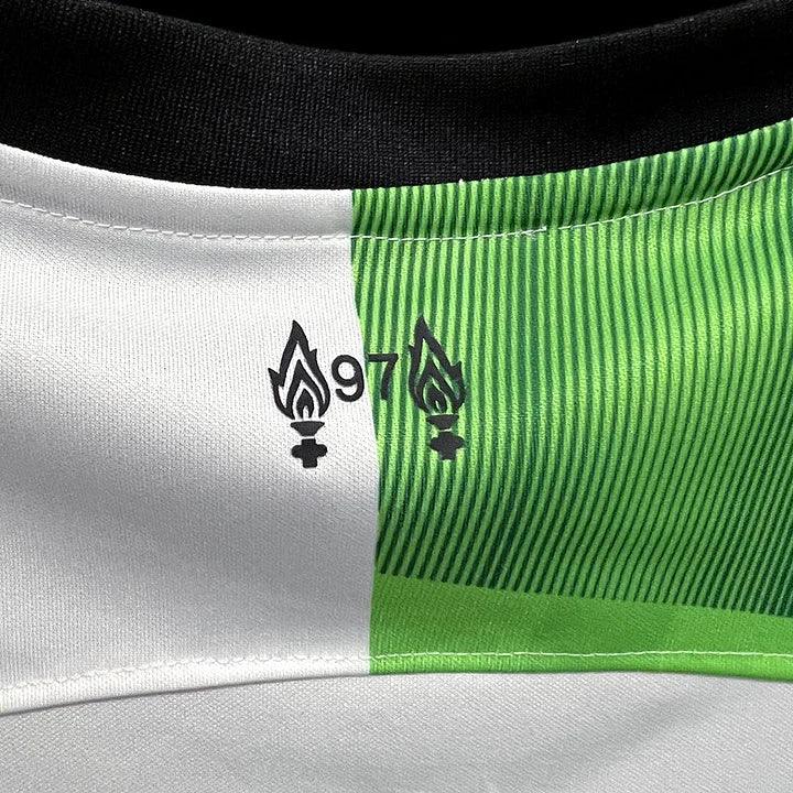Maillot extérieur Liverpool saison 2023-2024 Le 12 -ème Maillot, maillot de football avec logo officiel sur le devant.