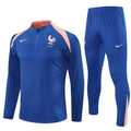 Ensemble France bleu pour enfant, marque Le 12 -ème Maillot, comprenant un maillot et un short assortis.