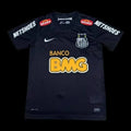 Maillot de football Santos Rétro noir 2011/2012, marque Le 12-ème Maillot, vue de face avec logo et détails du design.
