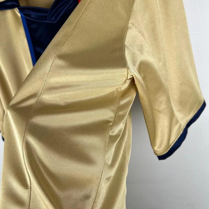 Maillot rétro FC Barcelone 2002 Le 12-ème Maillot, maillot de football rouge et bleu avec logo du club, vue de face.