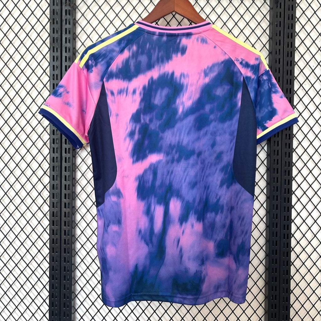 Maillot 2025 Le 12 -ème Maillot, style violet inspiré de l'anime japonais, avec design spécial et détails artistiques.