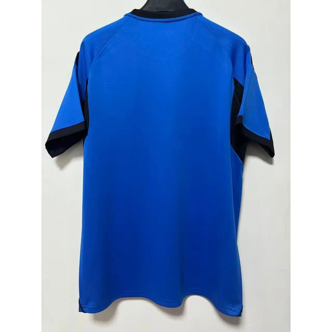 Maillot pour enfant 25/26 ans, style japonais bleu de la marque Le 12 -ème Maillot, avec design coloré et détails distinctifs.