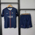 Ensemble PSG domicile adulte 25/26, maillot Le 12 -ème Maillot, logo du Paris Saint-Germain, maillot de football rouge et bleu.