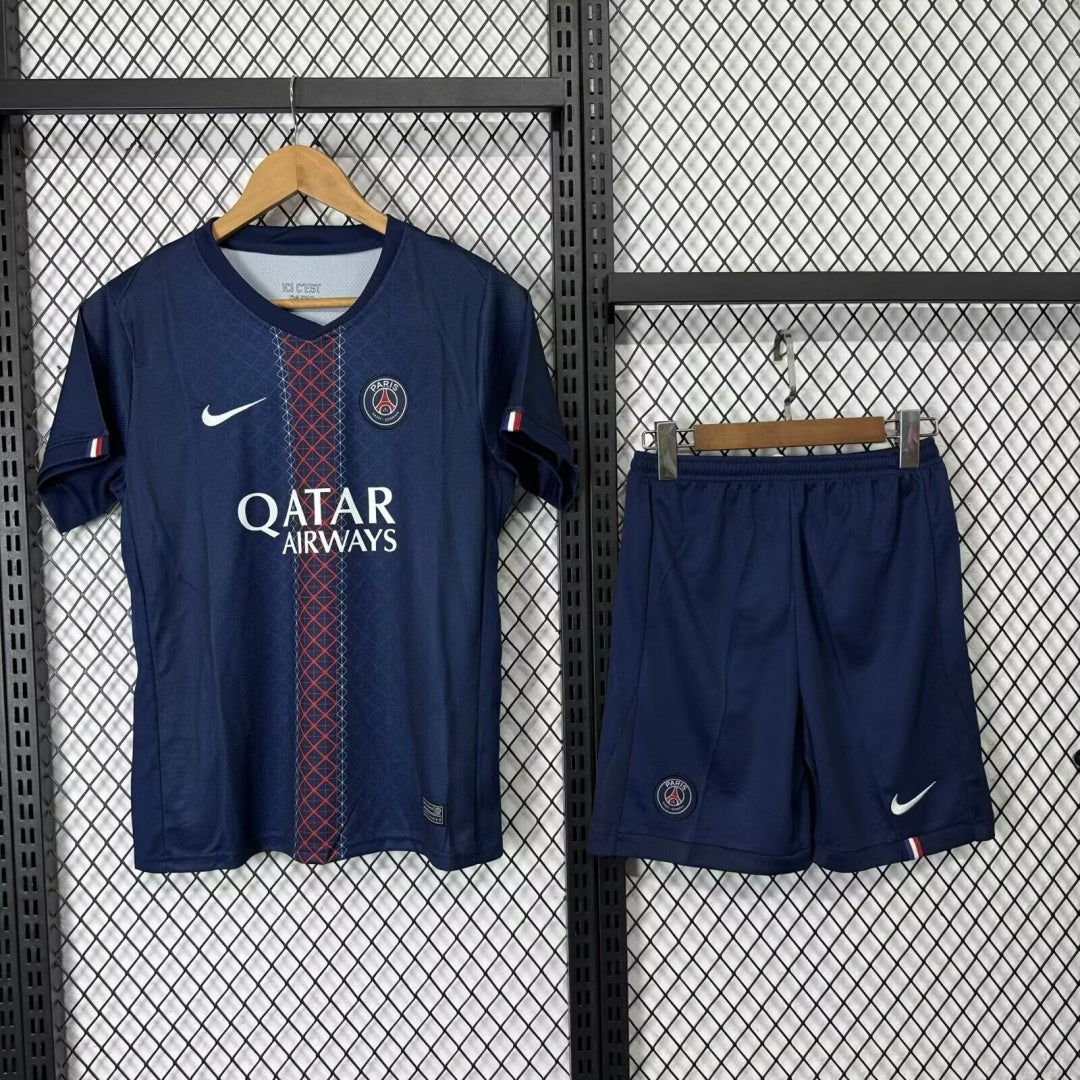 Ensemble PSG domicile adulte 25/26, maillot Le 12 -ème Maillot, logo du Paris Saint-Germain, maillot de football rouge et bleu.