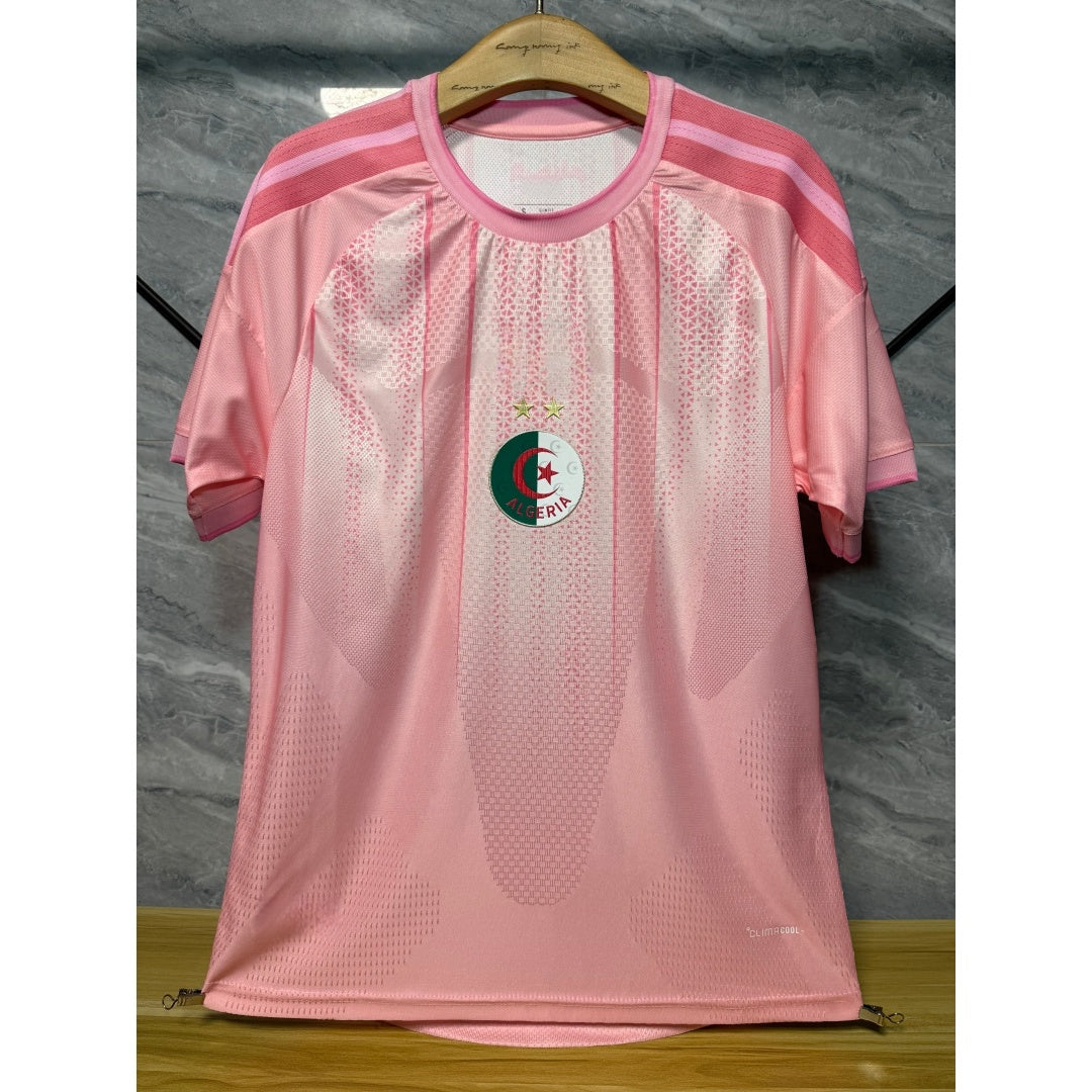 Maillot de football 25/26 Algérie Spécial joueur rose, marque Le 12 -ème Maillot, vue de face, détails du maillot de sport.