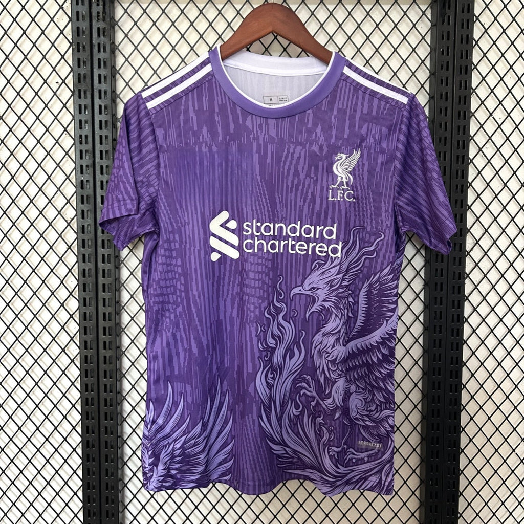 Maillot Liverpool violet pour enfants 25/26 ans, marque Le 12 -ème Maillot, avec logo Eagle, devant visible sur l'image.