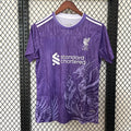 Maillot Liverpool violet pour enfants 25/26 ans, marque Le 12 -ème Maillot, avec logo Eagle, devant visible sur l'image.