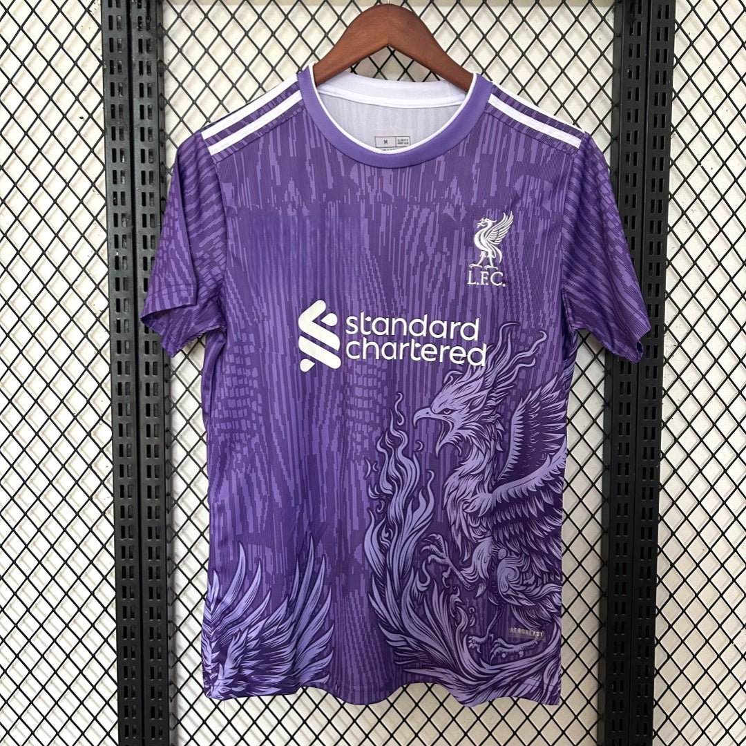 Maillot Liverpool violet pour enfants 25/26 ans, marque Le 12 -ème Maillot, avec logo Eagle, devant visible sur l'image.