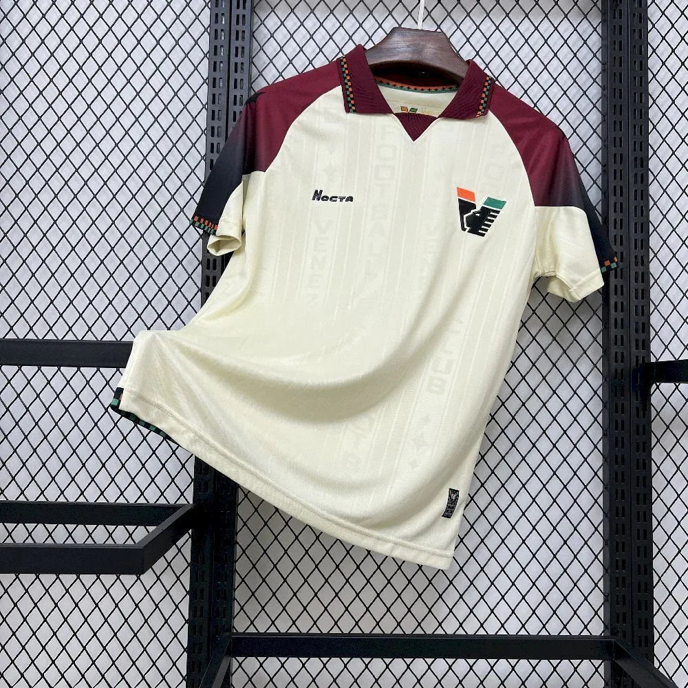 Maillot extérieur Le 12 -ème Maillot Venezia 2025-26, design sportif avec couleurs vives, vue de face sur le maillot.