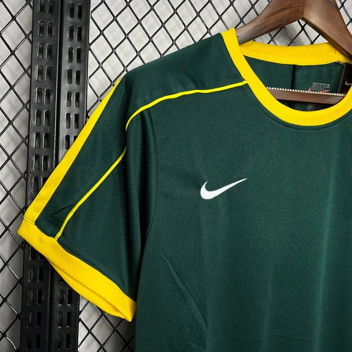 Maillot de football Brésil rétro 1998, marque Le 12-ème Maillot, vue de face avec détails du design traditionnel brésilien