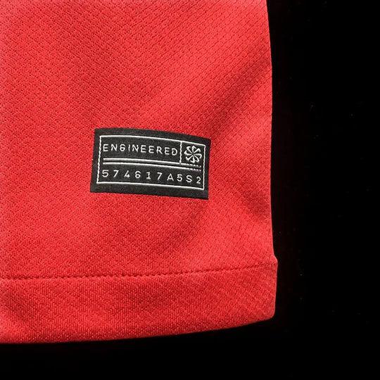 Maillot domicile Liverpool 2023 2024 Le 12 -ème Maillot, maillot de football rouge avec logo et détails officiels.