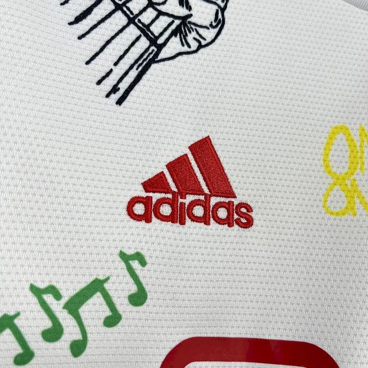 Maillot de football Ajax Amsterdam Bob Marley 2025-2026, fabriqué par Le 12-ème Maillot, vue de face avec logo et design coloré.