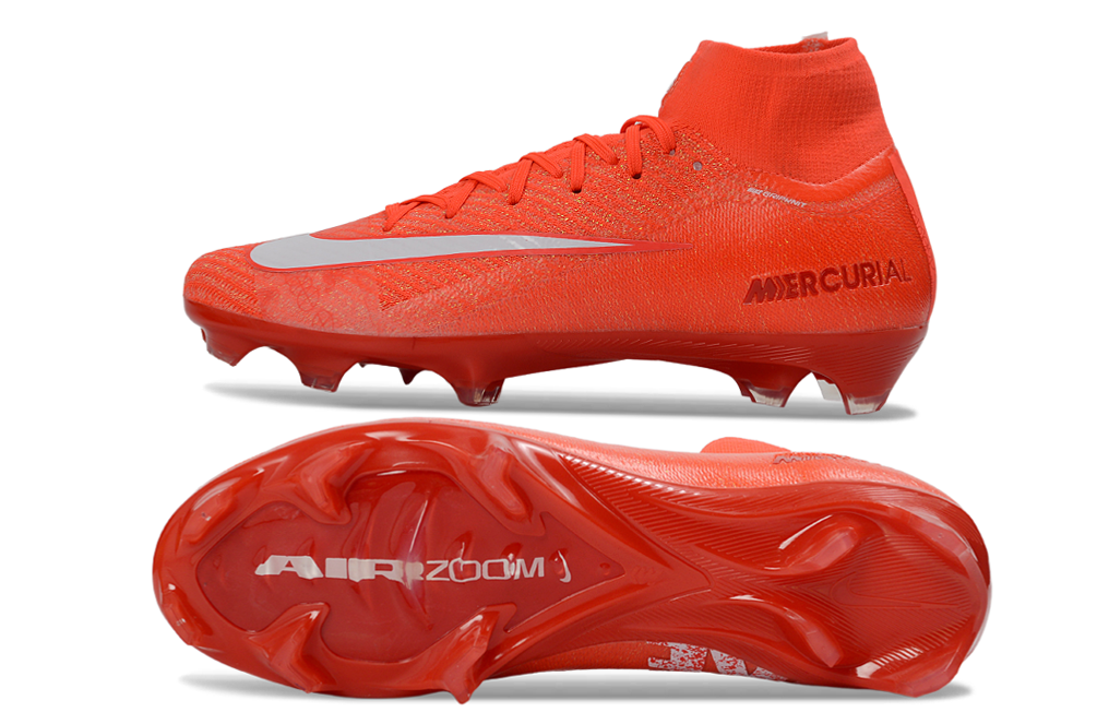 Crampons Air Zoom Mercurial Superfly IIX Elite de Le 12 -ème Maillot, vue des crampons et semelle pour football.