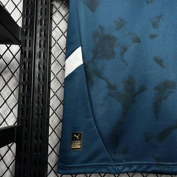 Maillot de football Olympique de Marseille 2024/25 version normale, bleu avec logo et détails sur le devant, par Le 12.
