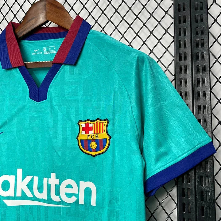 Maillot de football rétro FC Barcelone 2019-2020, modèle Le 12-ème Maillot, vu de face avec logo et design classique.