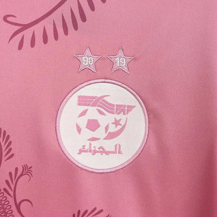Maillot de football Algérie rose 2025-2026 de la marque Le 12 -ème Maillot, vue frontale avec logo et détails du design.
