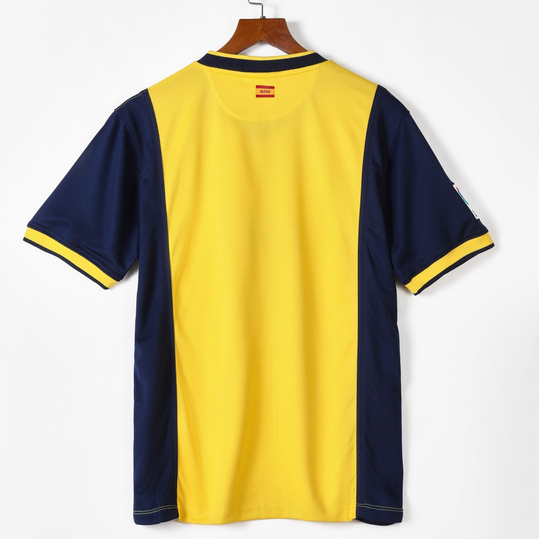 Maillot extérieur rétro de l'Atlético Madrid 2013-2014, modèle Le 12-ème Maillot, vue du devant avec logo et détails de la chemise