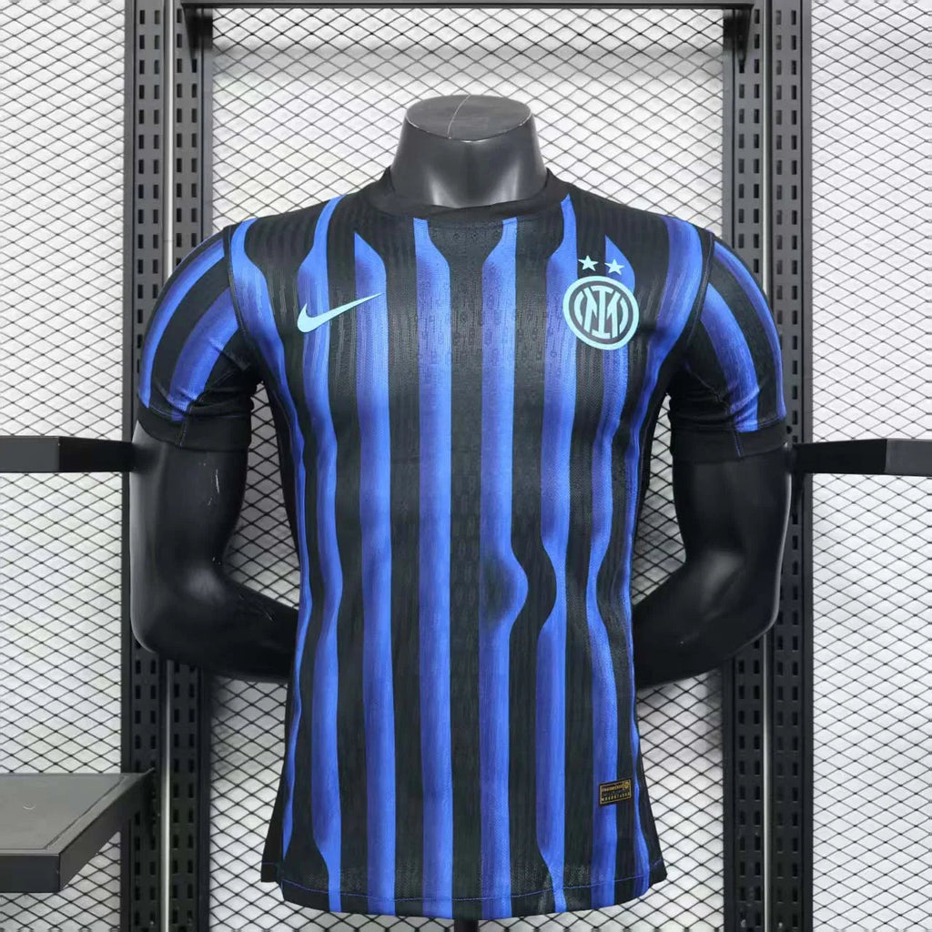 Maillot Inter Milan 2025-26 Le 12 -ème Maillot, maillot de football bleu et noir avec logo de l'équipe.