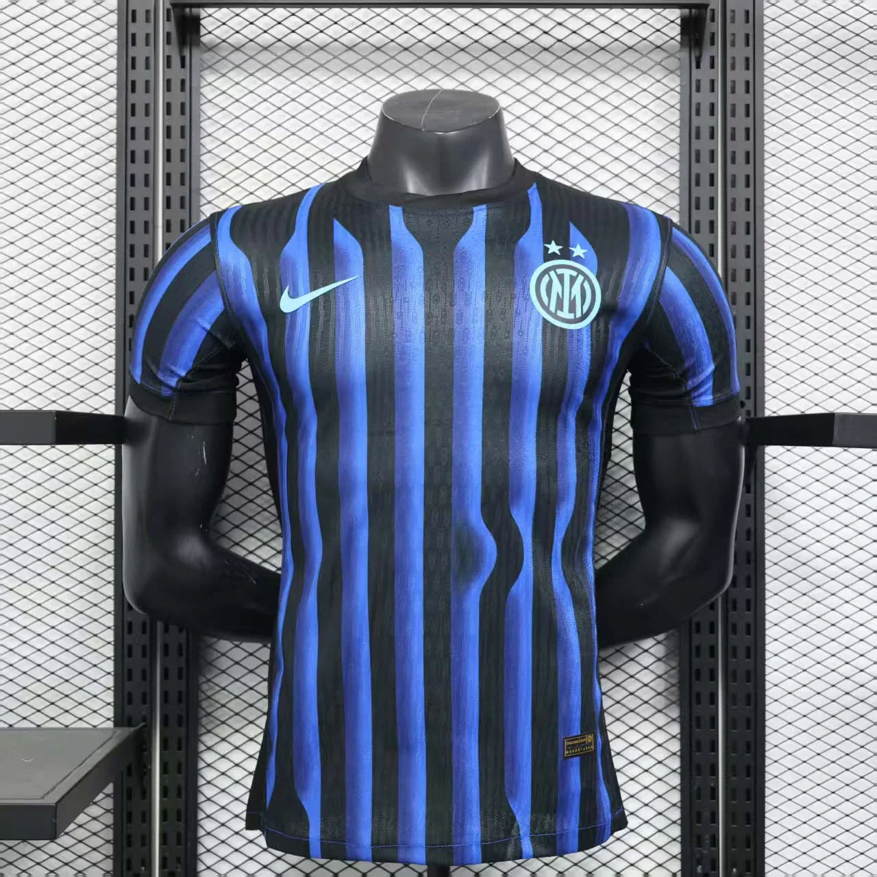 Maillot Inter Milan 2025-26 Le 12 -ème Maillot, maillot de football bleu et noir avec logo de l'équipe.