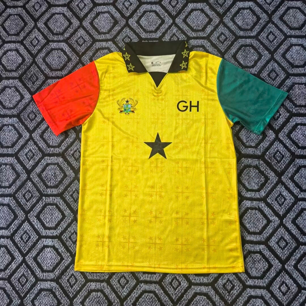 Maillot Burkina Faso jaune 25/26 Le 12 -ème Maillot, maillot de football avec logo et détails verts sur fond jaune.