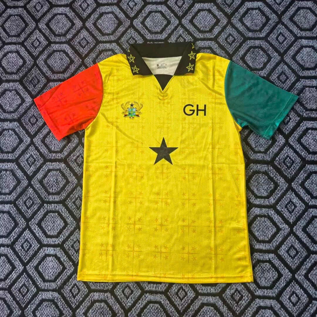 Maillot Burkina Faso jaune 25/26 Le 12 -ème Maillot, maillot de football avec logo et détails verts sur fond jaune.