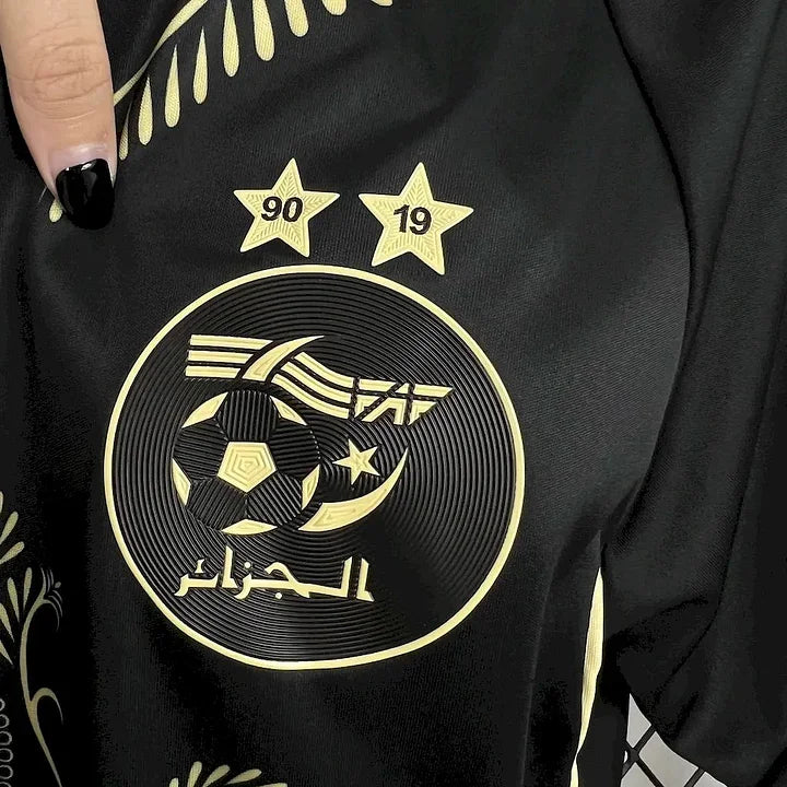 Maillot noir de l'Algérie 2025-2026 de la marque Le 12 -ème Maillot, vue front avec design sportif et logo de l'équipe nationale.