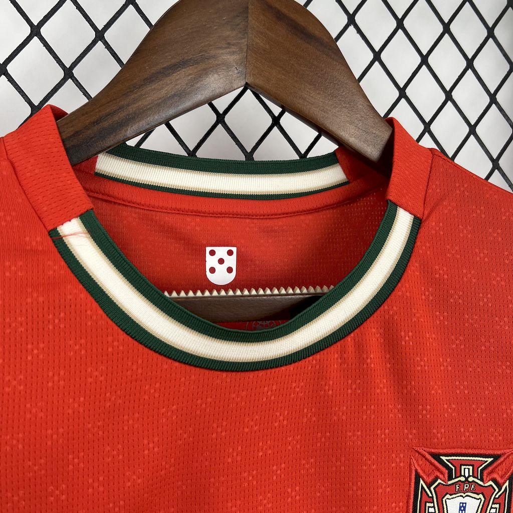 Maillot domicile féminin Portugal 2025 de Le 12 -ème Maillot, maillot de football avec le logo du Portugal visible.