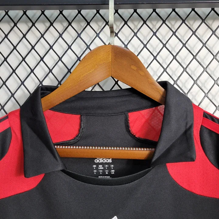 Maillot rétro de l'AC Milan 2007-2008 de Le 12-ème Maillot, vue de face avec logo et détails du design blanc et rouge.