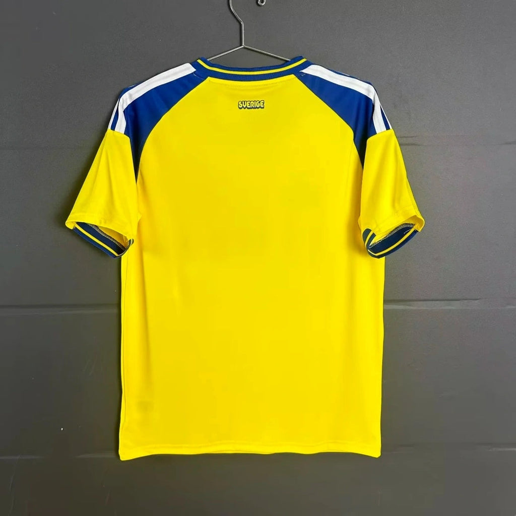 Maillot domicile 25/26 en suède Le 12 -ème Maillot, maillot de football avec logo et détails en suède bleu et blanc.