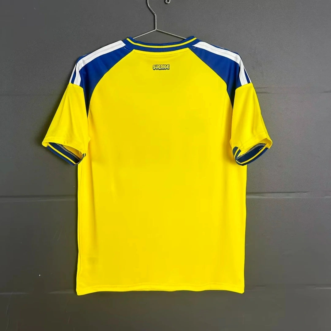 Maillot domicile 25/26 en suède Le 12 -ème Maillot, maillot de football avec logo et détails en suède bleu et blanc.