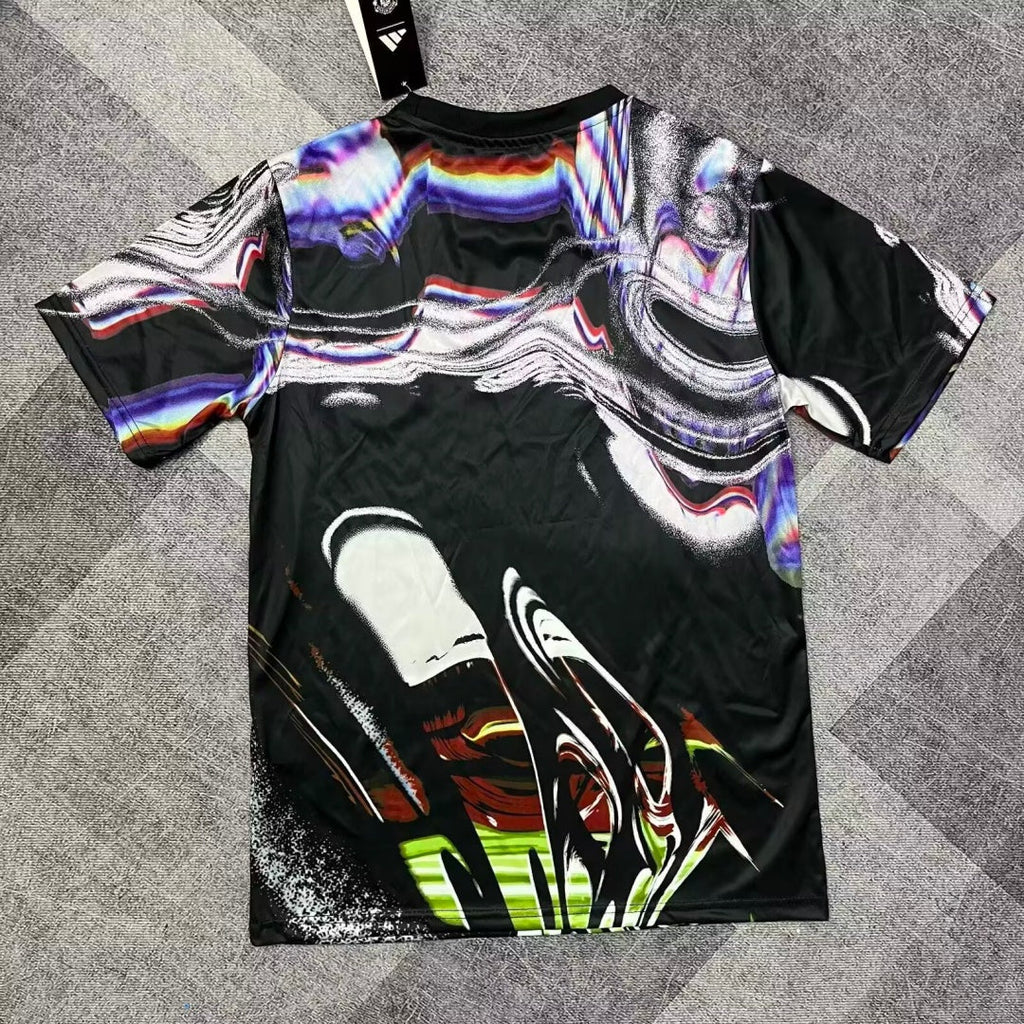 Maillot Manchester United 25/26 en noir, marque Le 12 -ème Maillot, vue de face avec logo et détails du design sportif.