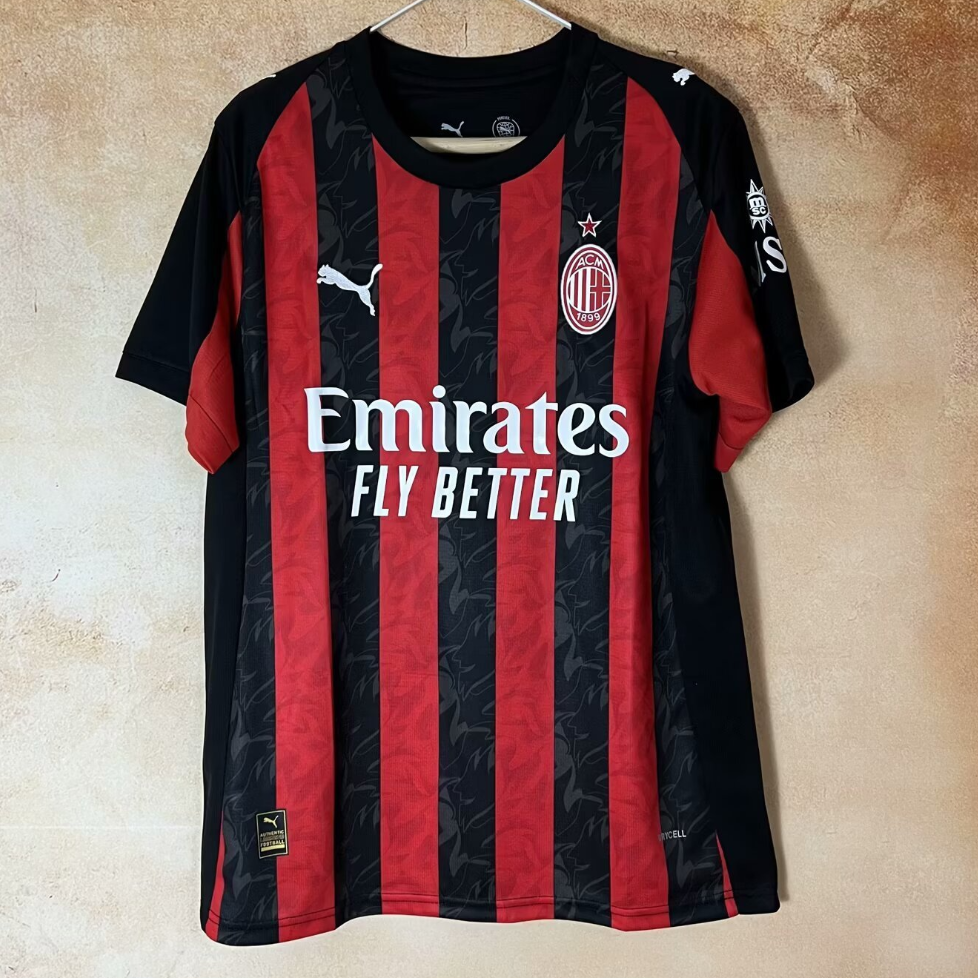 Maillot domicile AC Milan 25/26 Le 12 -ème Maillot, maillot de football rouge avec logo et détails du club.