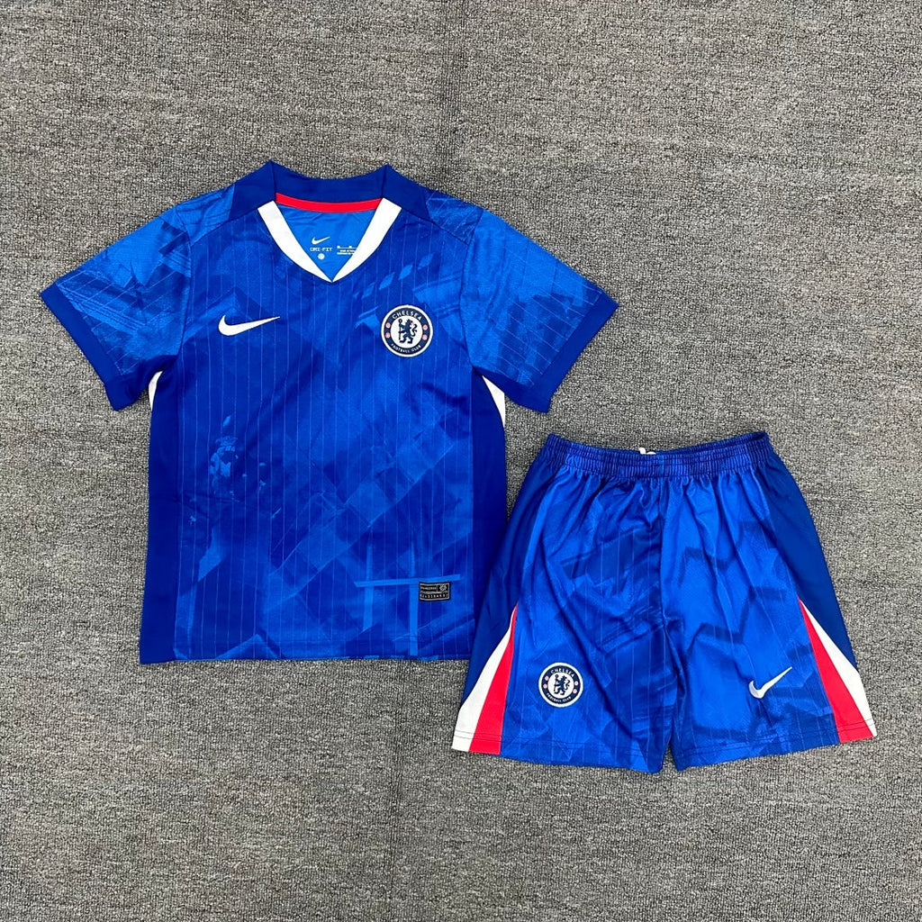 Ensemble enfant Chelsea Domicile Le 12 -ème Maillot, maillot de football avec logo et couleurs officielles, vue de face.