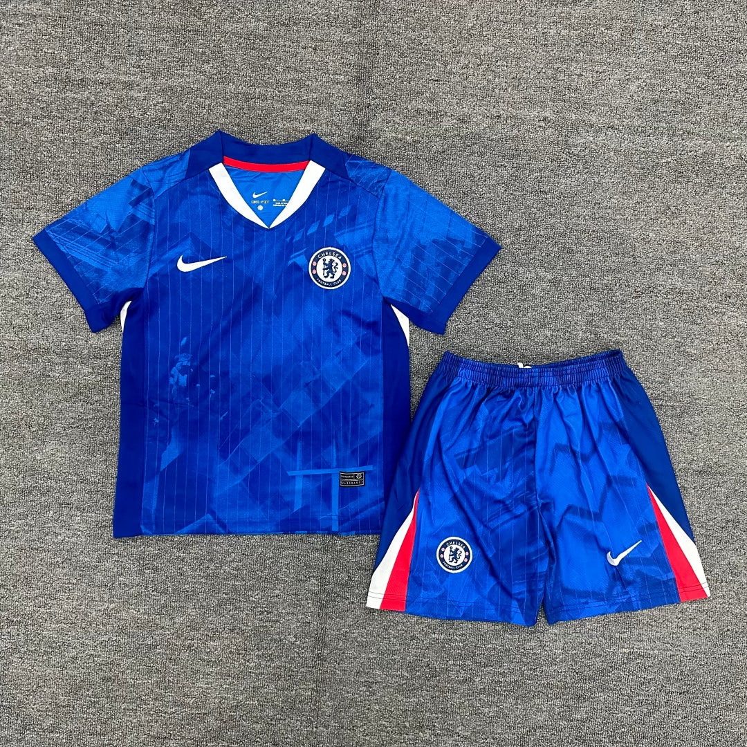 Ensemble enfant Chelsea Domicile Le 12 -ème Maillot, maillot de football avec logo et couleurs officielles, vue de face.