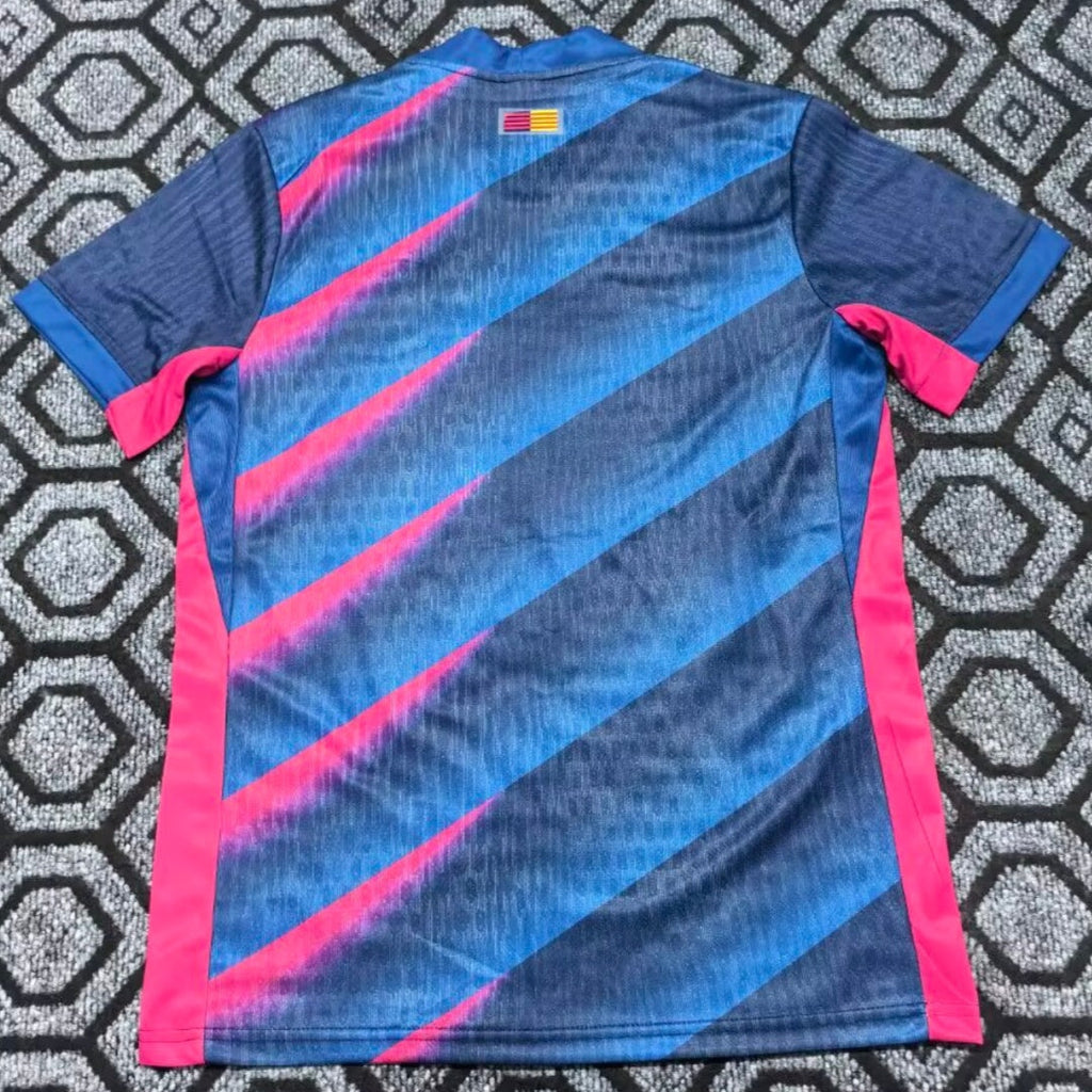 Maillot de football Le 12 -ème Maillot pour enfants 25/26 Barcelone Spécial N, vue de face, logo et détails visibles.